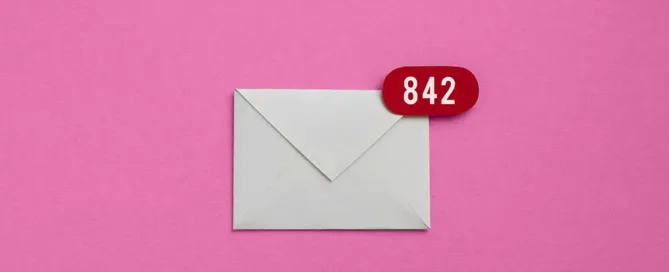 An email notification icon, showing 842 unread messages